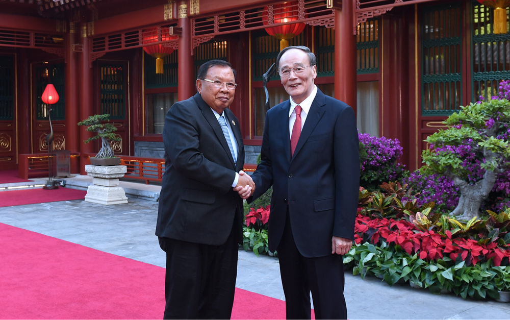 王岐山會見老撾人民革命黨中央總書記、國家主席本揚