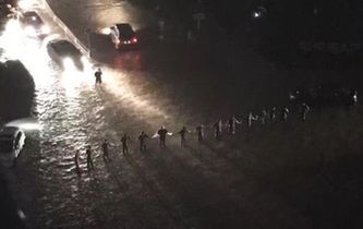 暴雨中的&ldquo;最美人墻&rdquo;找到了！