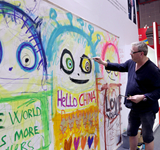 在進(jìn)博會(huì)上畫&ldquo;娃娃&rdquo;的丹麥藝術(shù)家