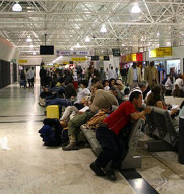 在非洲購物的中國(guó)人