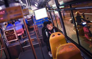 夜深了，他們還沒睡