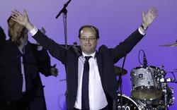 法國當(dāng)選總統(tǒng)奧朗德在巴黎參加慶?；顒?dòng)(組圖)