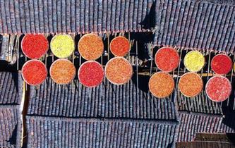 航拍江西婺源篁嶺獨(dú)特&ldquo;曬秋&rdquo;景觀(guān)